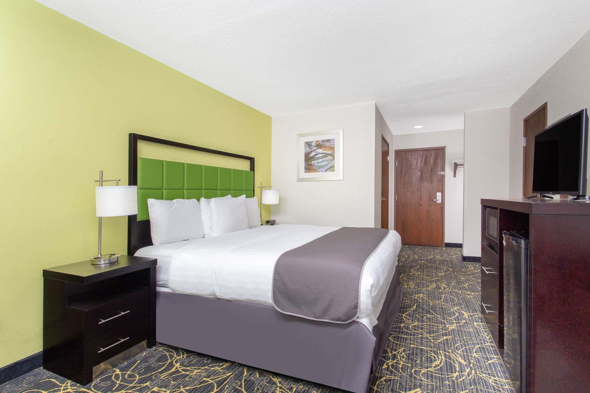Americinn And Suites By Wyndham Delafield-Waukesha-Milwaukee Bagian luar foto