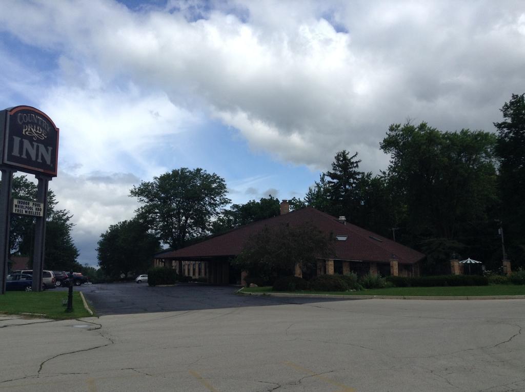 Americinn And Suites By Wyndham Delafield-Waukesha-Milwaukee Bagian luar foto
