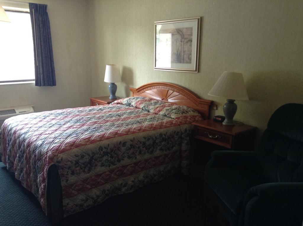 Americinn And Suites By Wyndham Delafield-Waukesha-Milwaukee Bagian luar foto