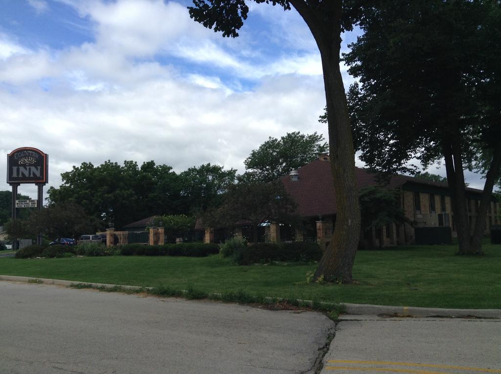 Americinn And Suites By Wyndham Delafield-Waukesha-Milwaukee Bagian luar foto