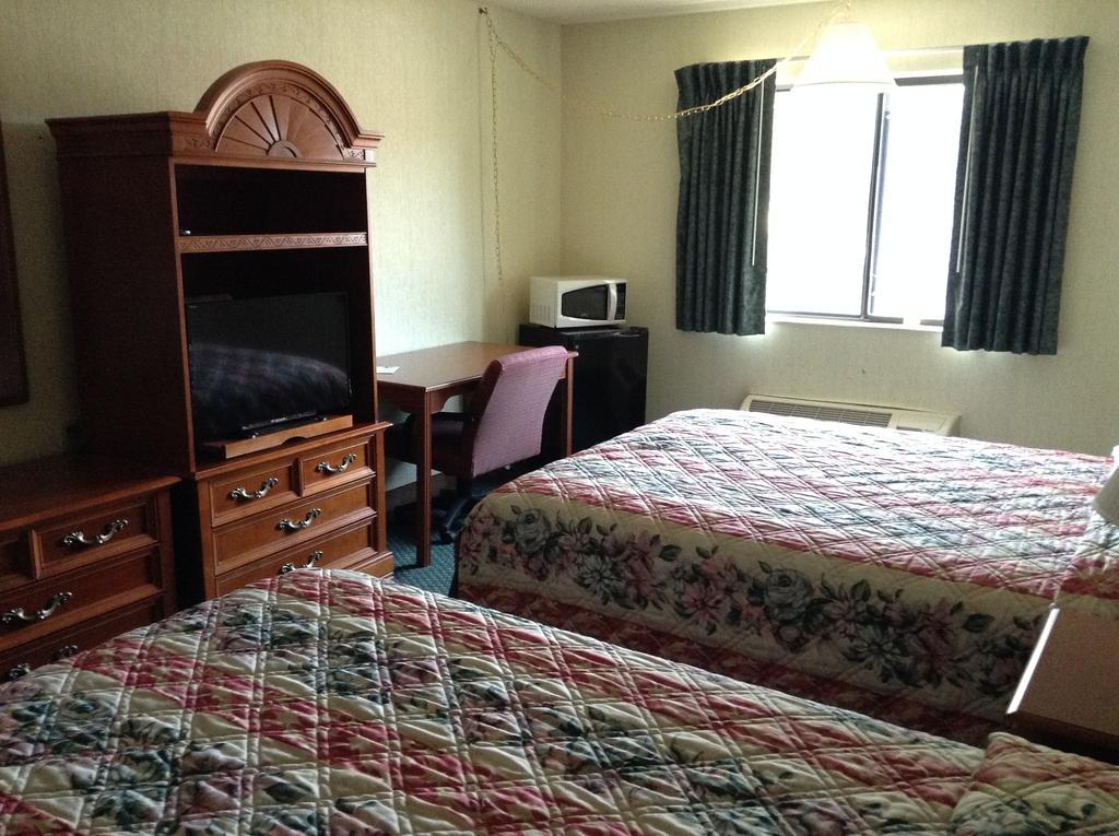 Americinn And Suites By Wyndham Delafield-Waukesha-Milwaukee Bagian luar foto