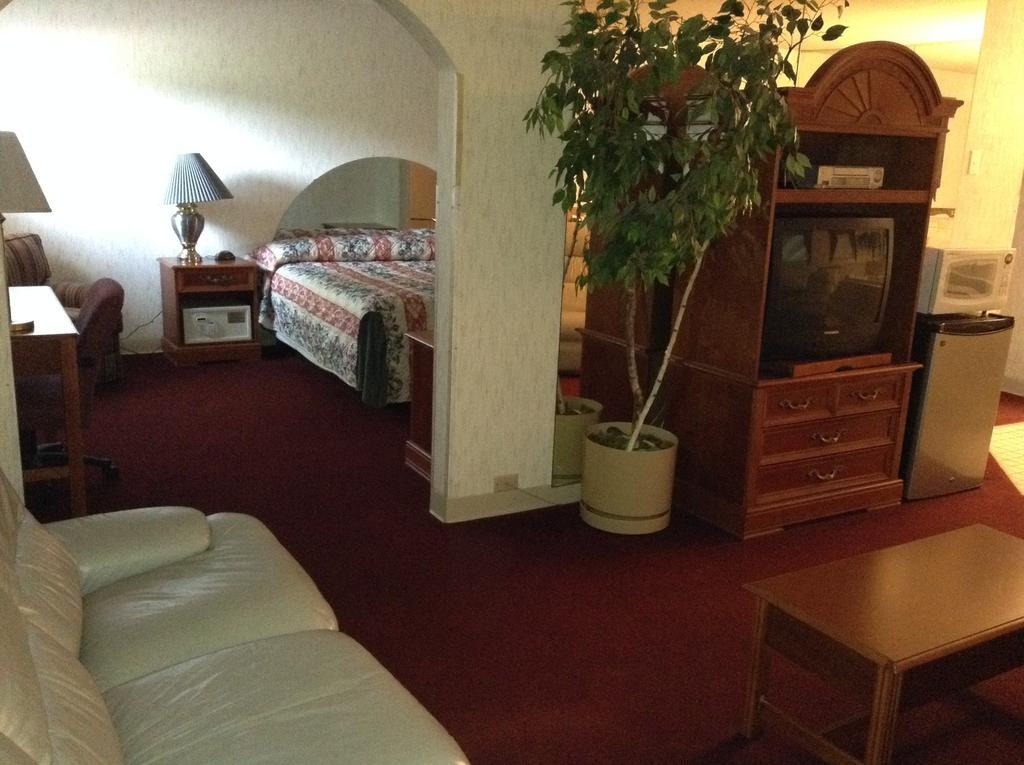Americinn And Suites By Wyndham Delafield-Waukesha-Milwaukee Bagian luar foto