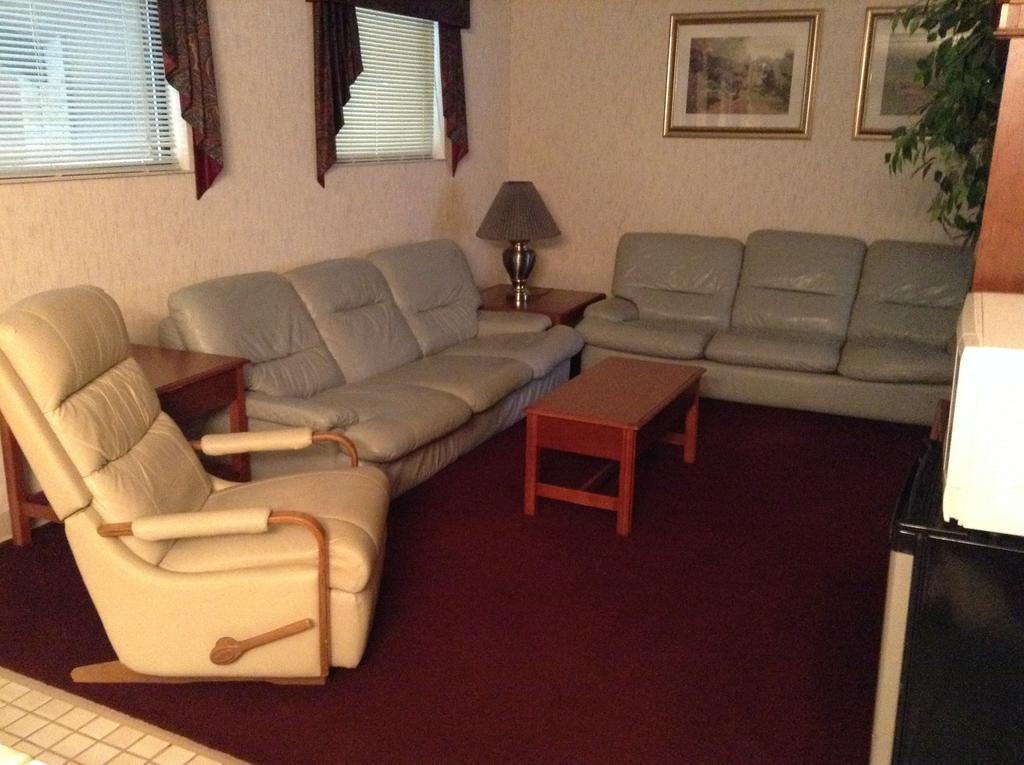 Americinn And Suites By Wyndham Delafield-Waukesha-Milwaukee Bagian luar foto