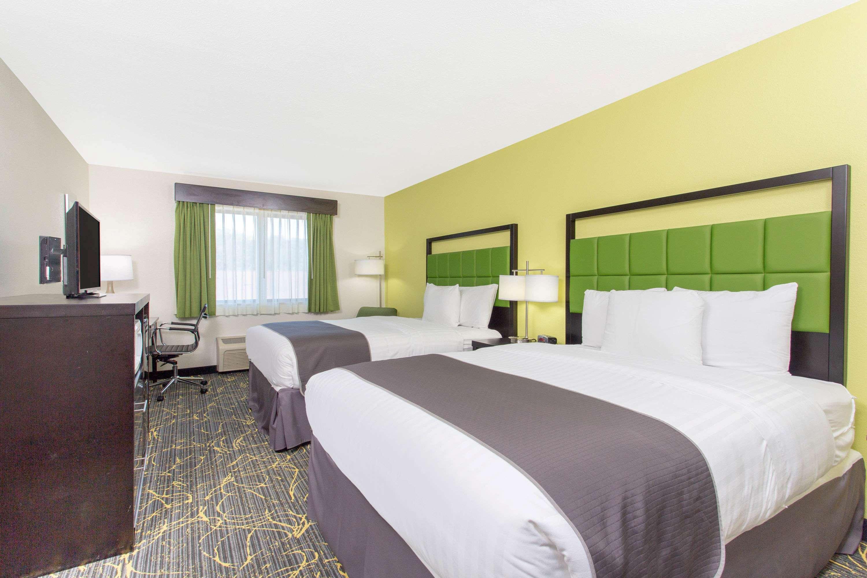 Americinn And Suites By Wyndham Delafield-Waukesha-Milwaukee Bagian luar foto