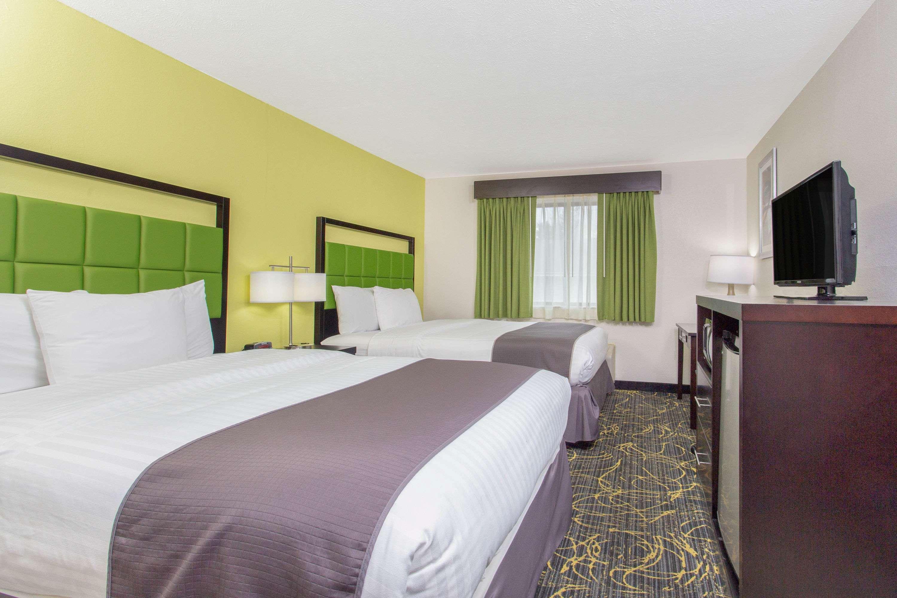 Americinn And Suites By Wyndham Delafield-Waukesha-Milwaukee Bagian luar foto