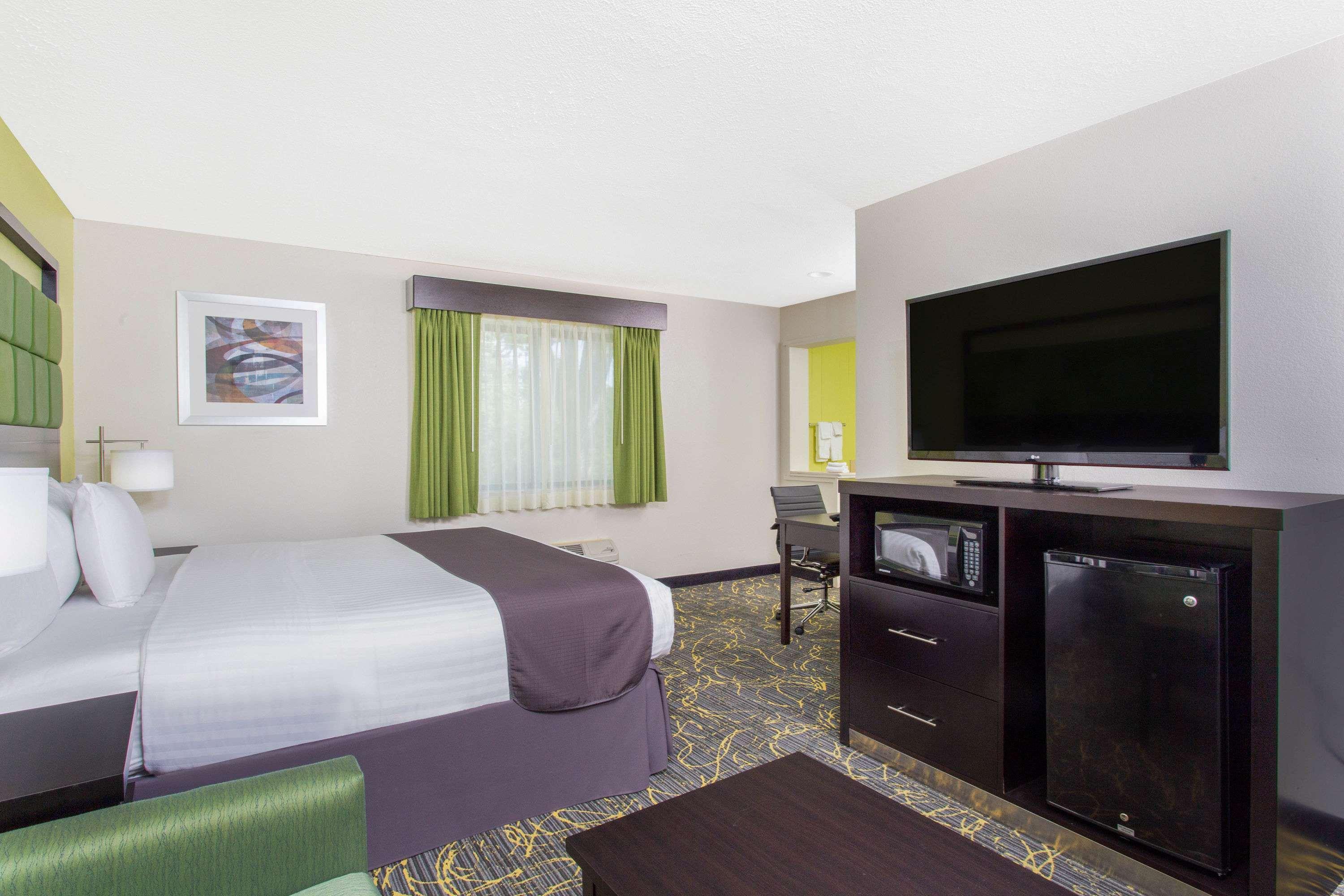 Americinn And Suites By Wyndham Delafield-Waukesha-Milwaukee Bagian luar foto