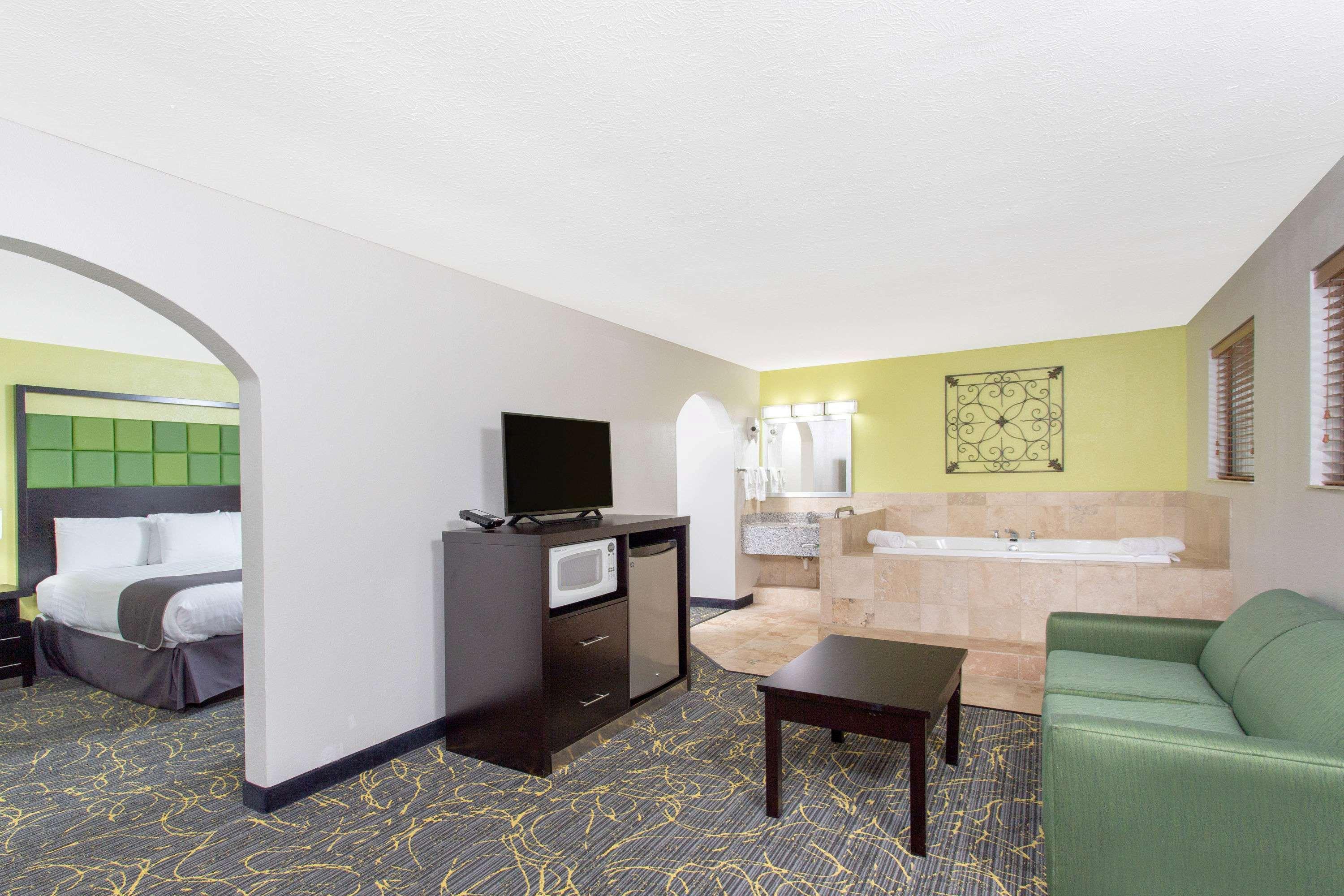 Americinn And Suites By Wyndham Delafield-Waukesha-Milwaukee Bagian luar foto