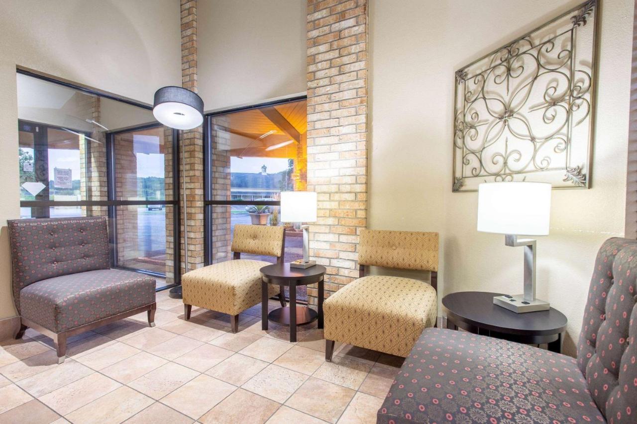 Americinn And Suites By Wyndham Delafield-Waukesha-Milwaukee Bagian luar foto