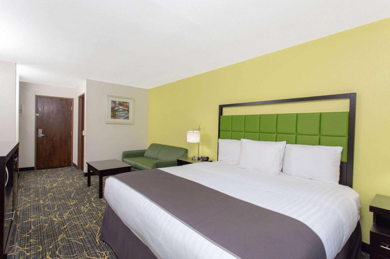 Americinn And Suites By Wyndham Delafield-Waukesha-Milwaukee Bagian luar foto