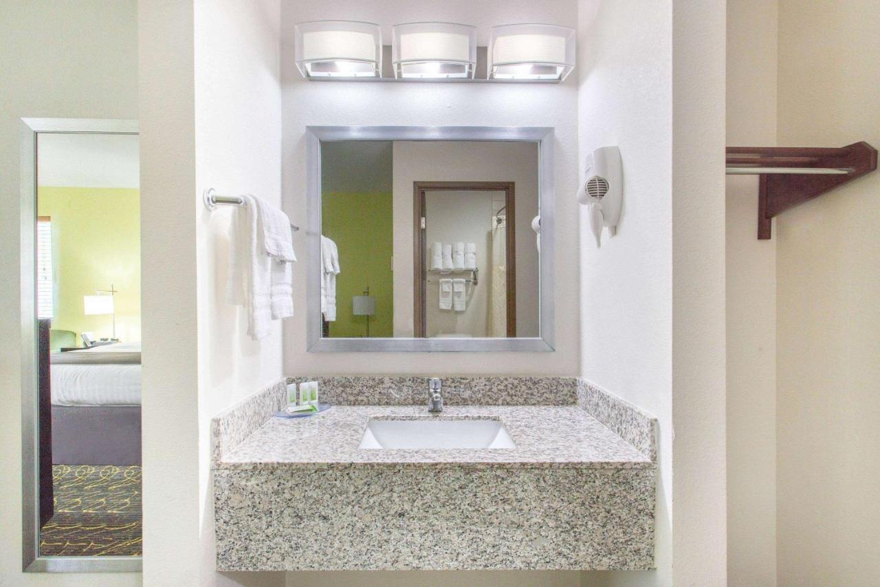 Americinn And Suites By Wyndham Delafield-Waukesha-Milwaukee Bagian luar foto