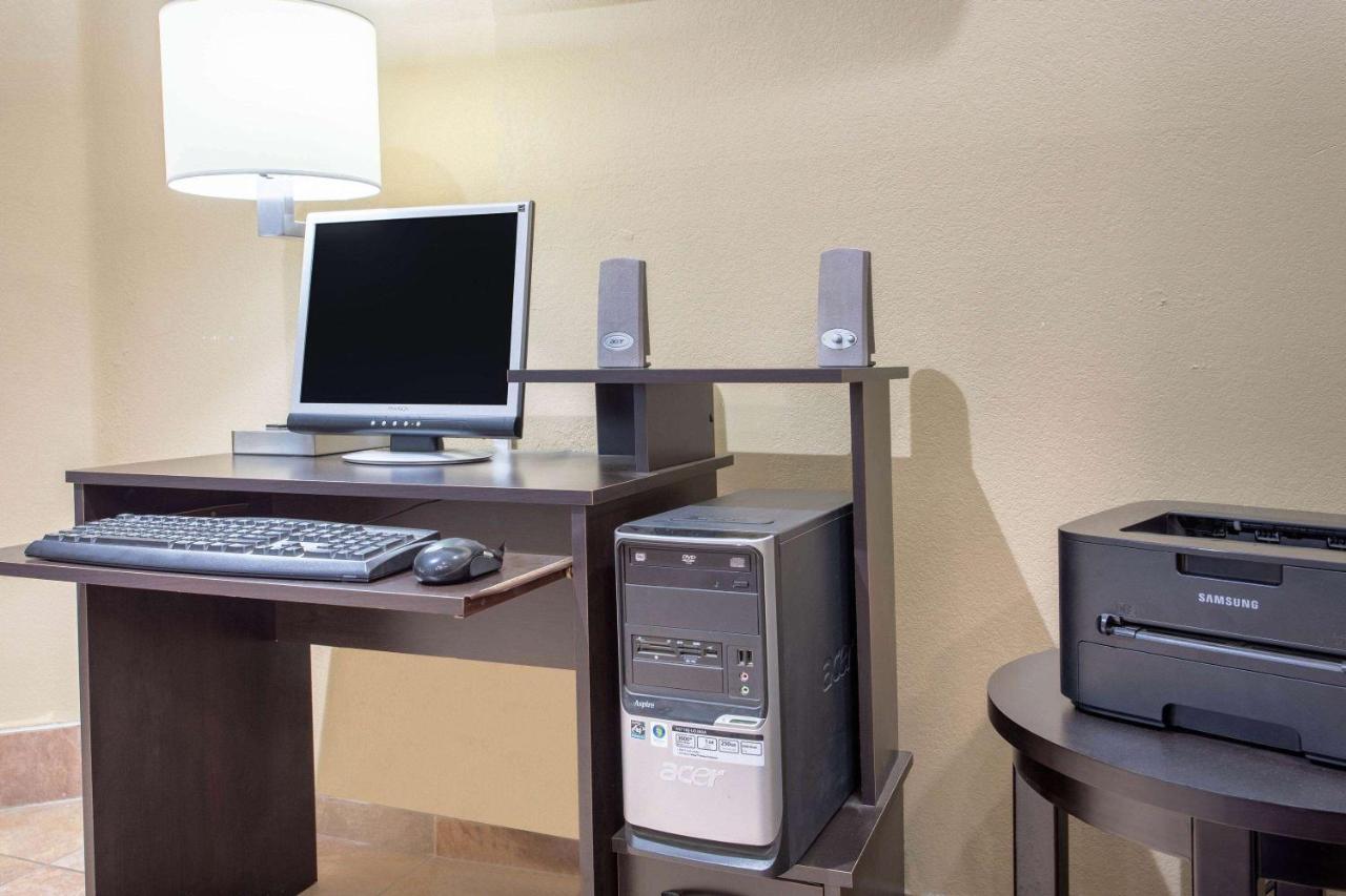 Americinn And Suites By Wyndham Delafield-Waukesha-Milwaukee Bagian luar foto