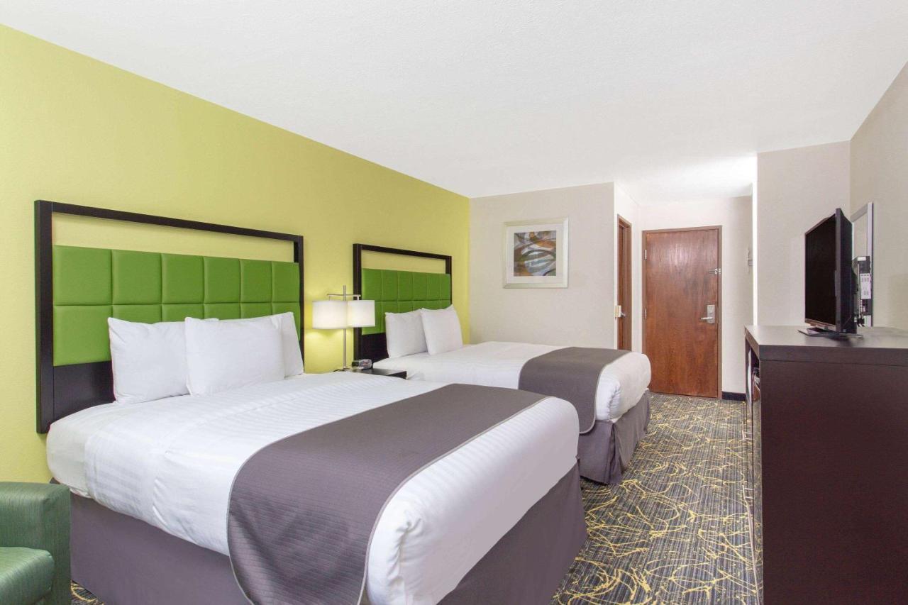 Americinn And Suites By Wyndham Delafield-Waukesha-Milwaukee Bagian luar foto