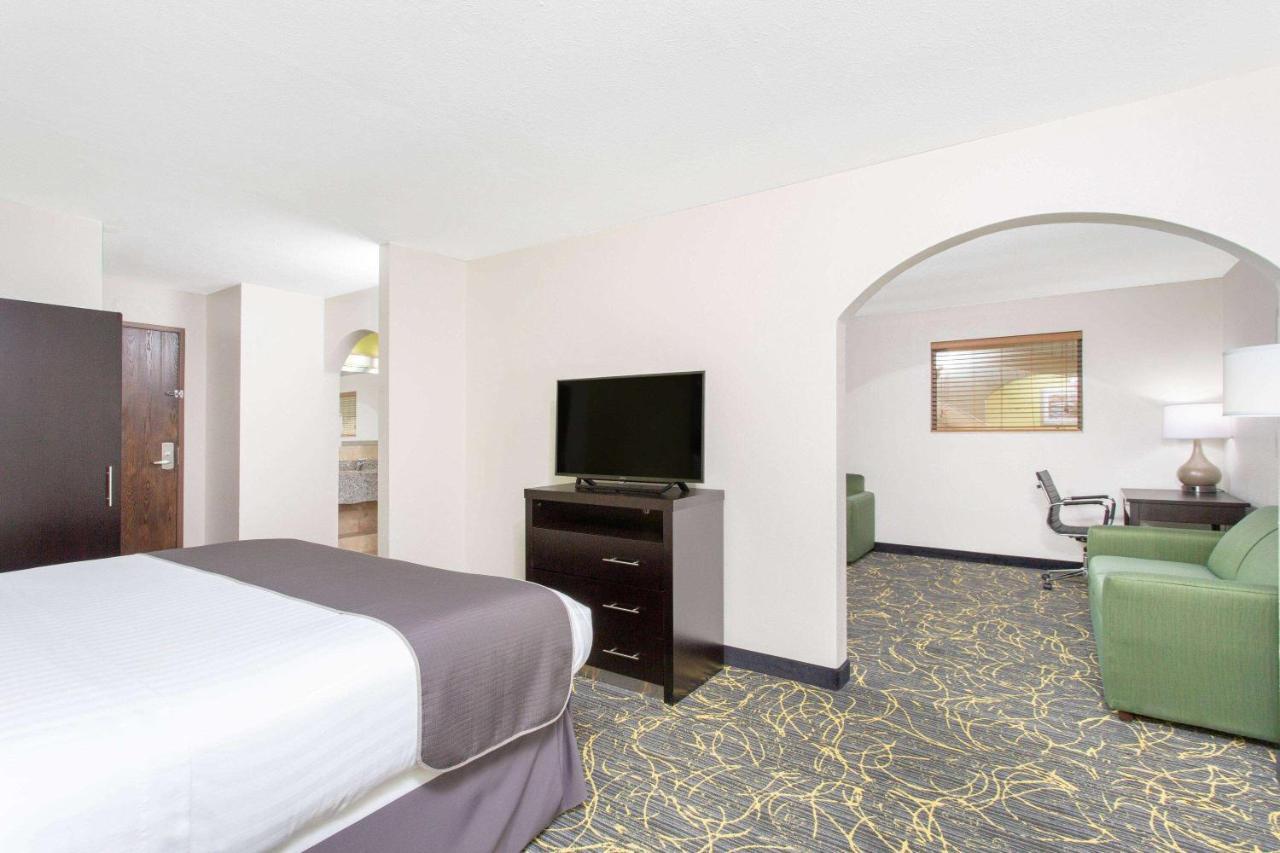 Americinn And Suites By Wyndham Delafield-Waukesha-Milwaukee Bagian luar foto