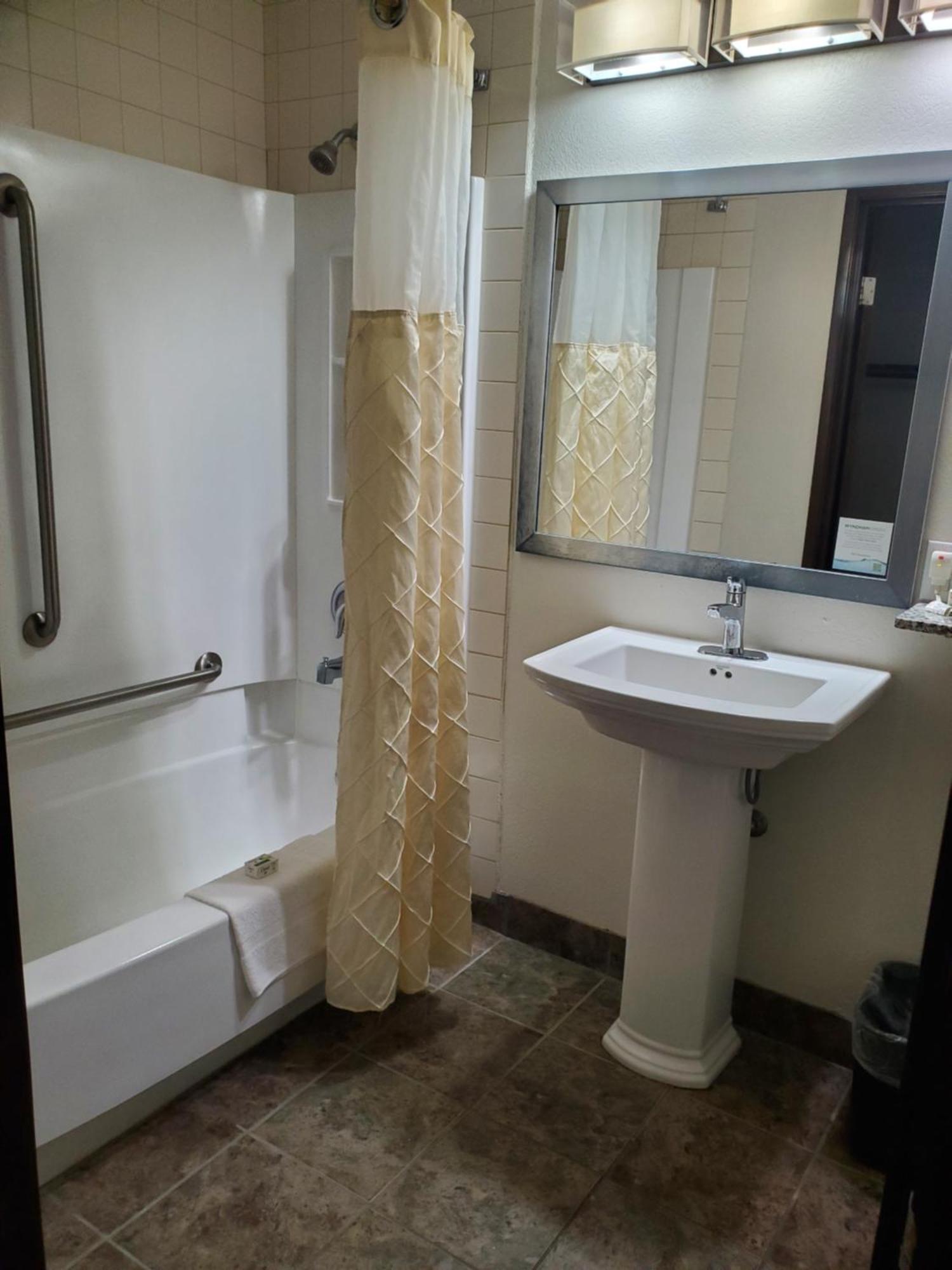 Americinn And Suites By Wyndham Delafield-Waukesha-Milwaukee Bagian luar foto