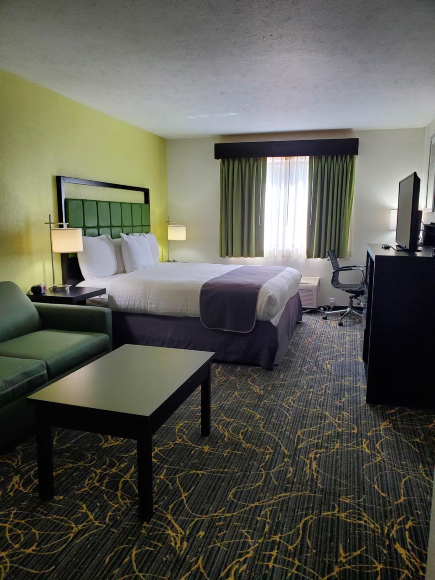 Americinn And Suites By Wyndham Delafield-Waukesha-Milwaukee Bagian luar foto