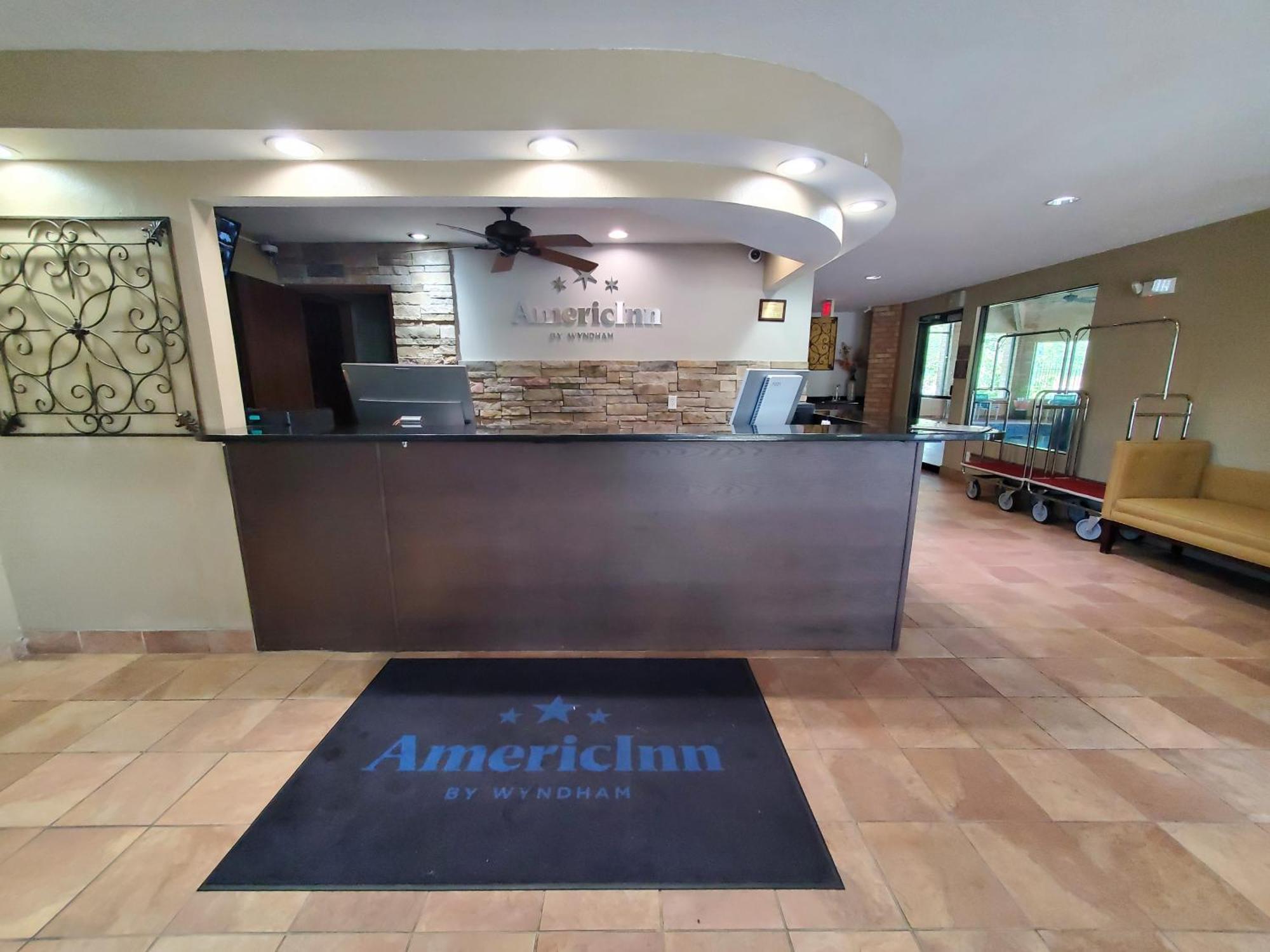Americinn And Suites By Wyndham Delafield-Waukesha-Milwaukee Bagian luar foto
