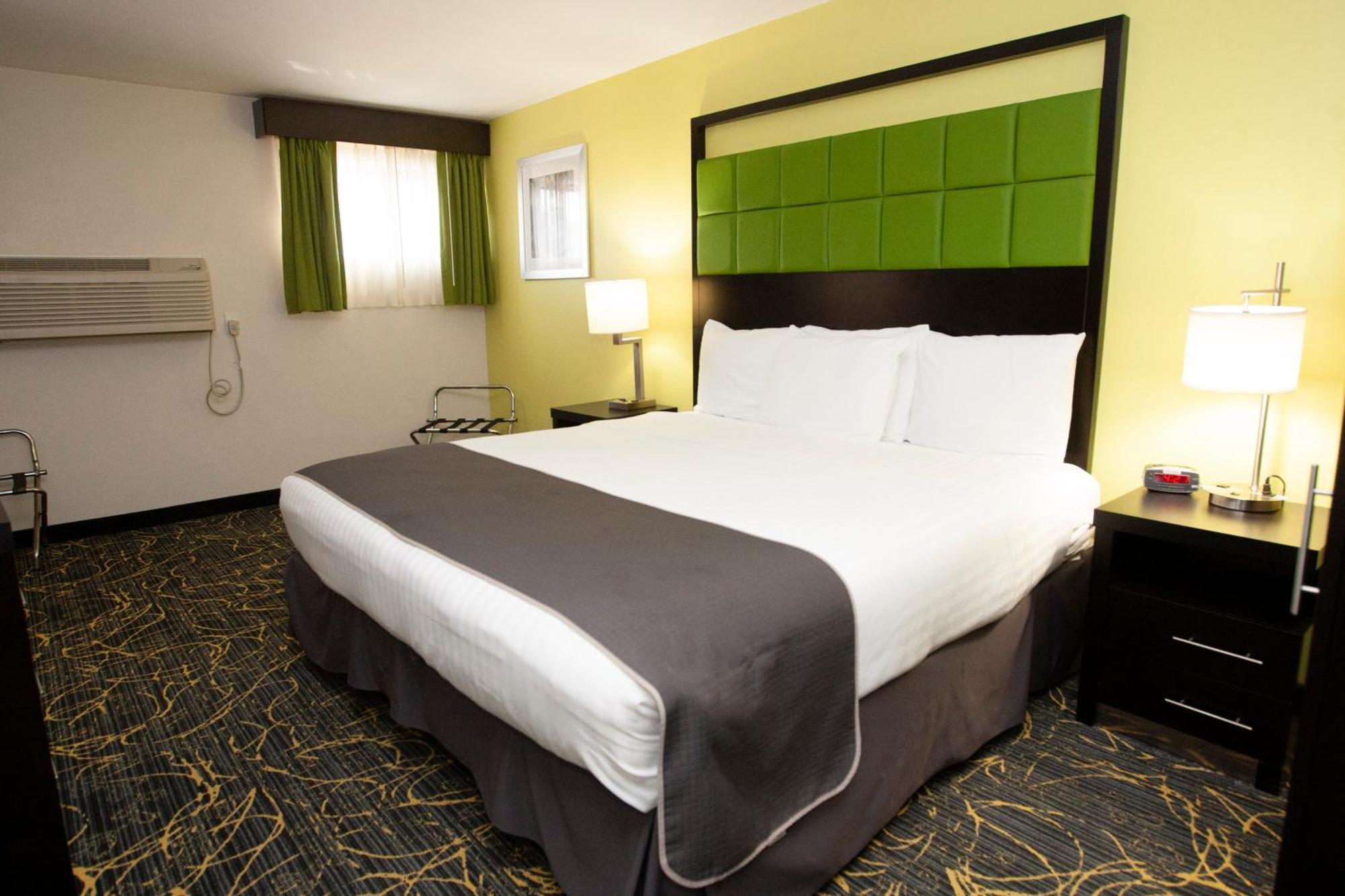 Americinn And Suites By Wyndham Delafield-Waukesha-Milwaukee Bagian luar foto