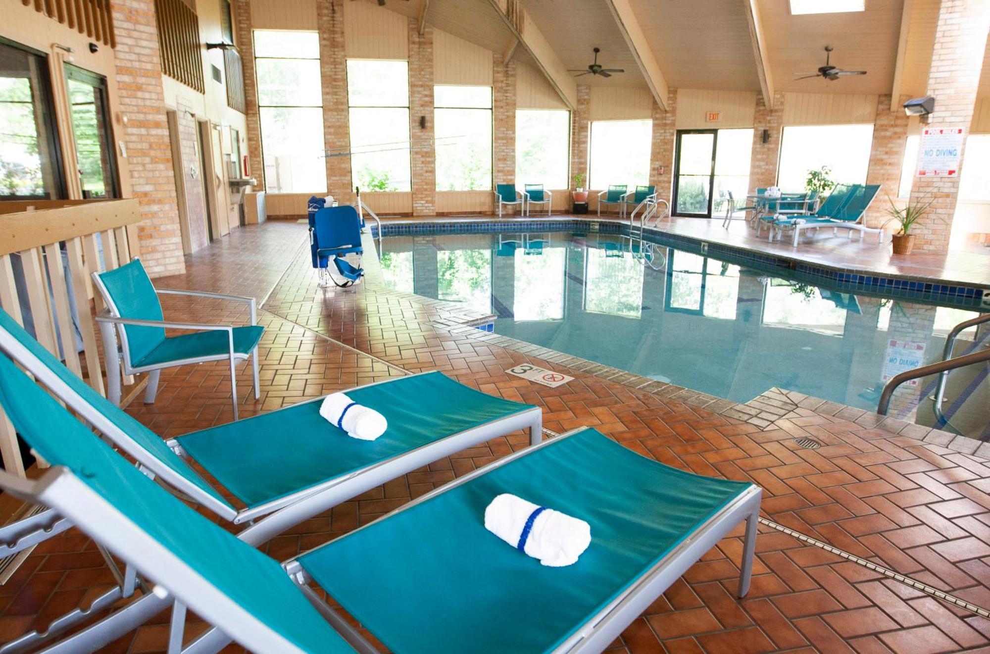 Americinn And Suites By Wyndham Delafield-Waukesha-Milwaukee Bagian luar foto