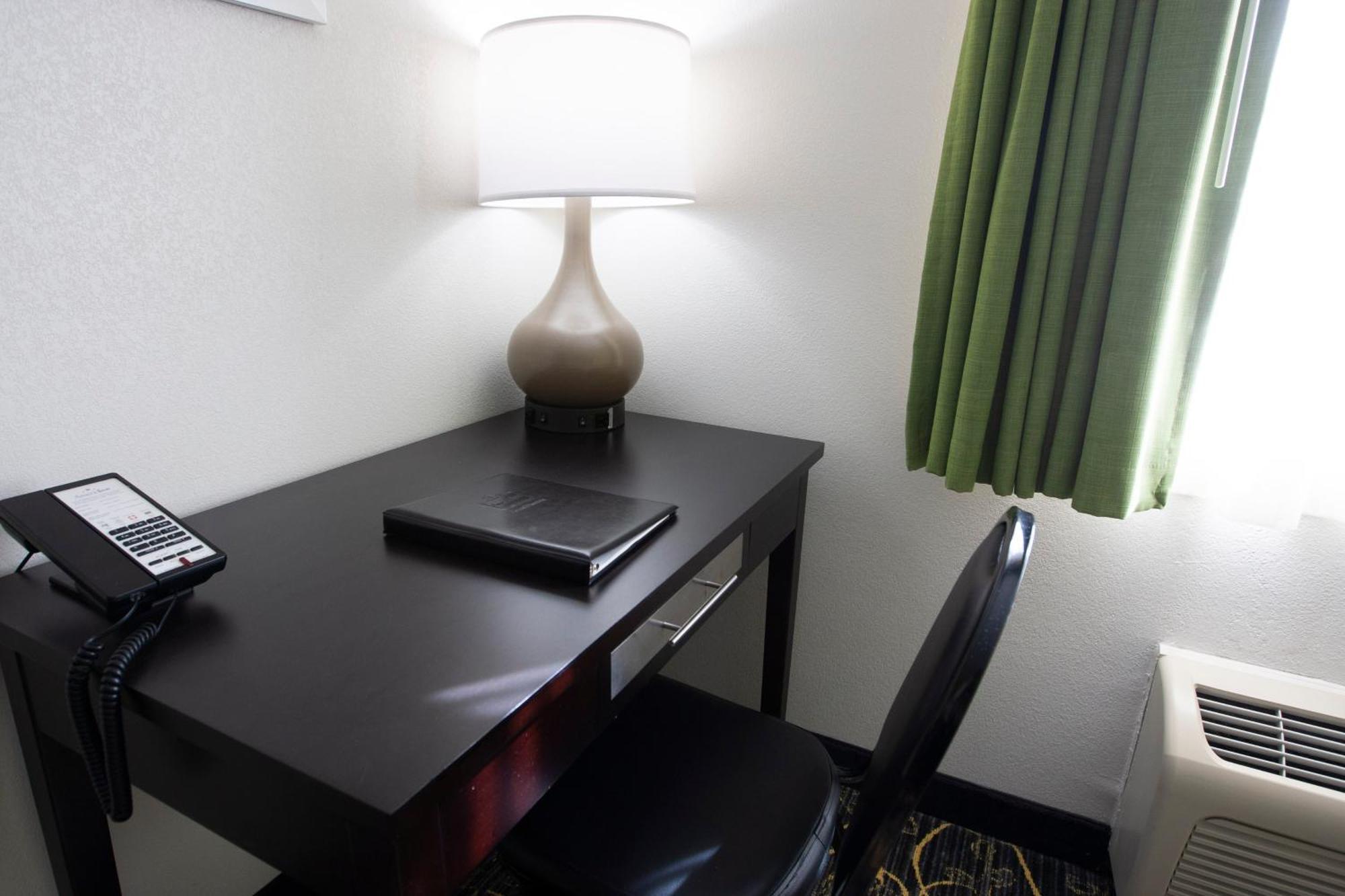 Americinn And Suites By Wyndham Delafield-Waukesha-Milwaukee Ruang foto