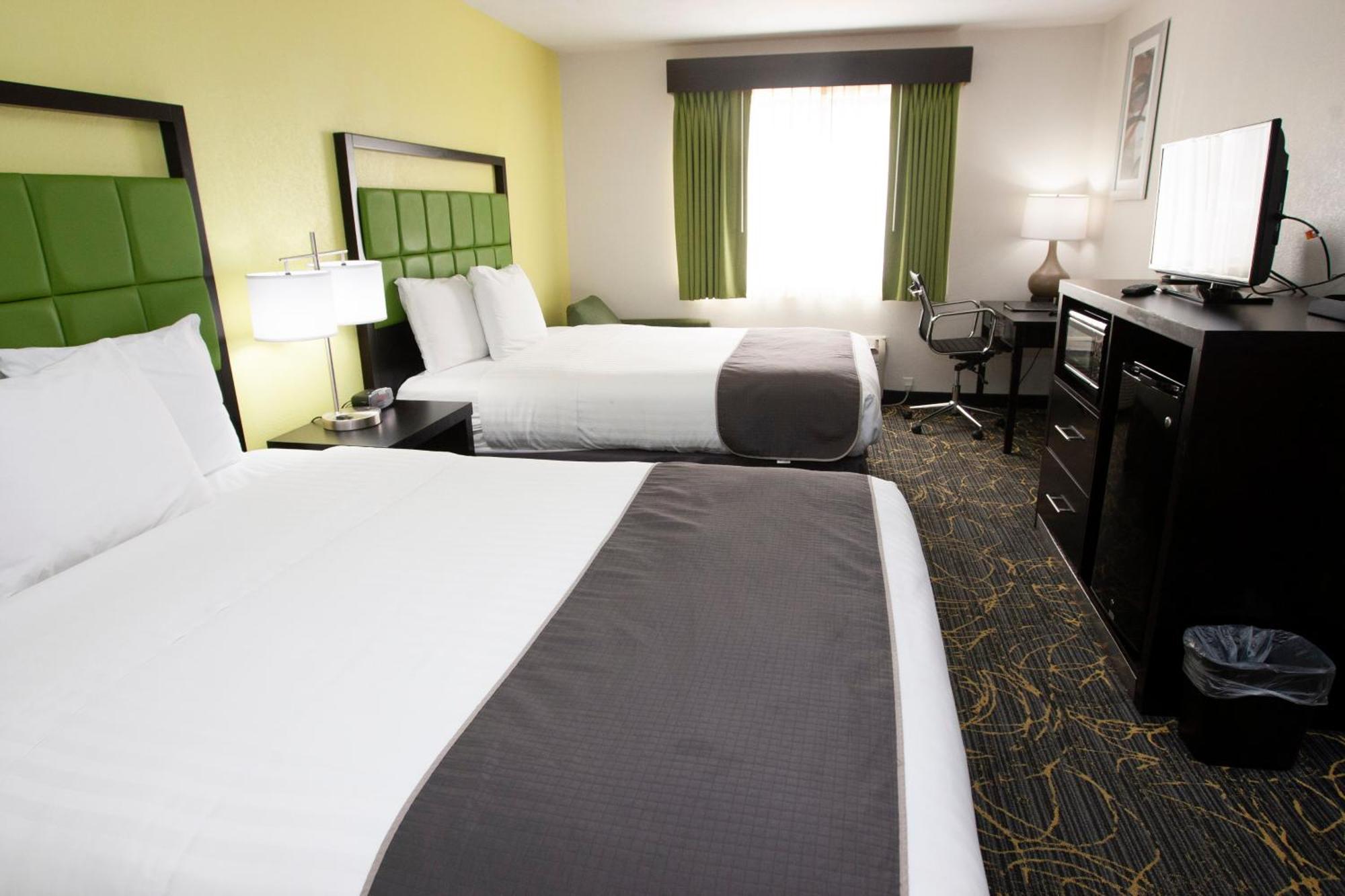 Americinn And Suites By Wyndham Delafield-Waukesha-Milwaukee Bagian luar foto