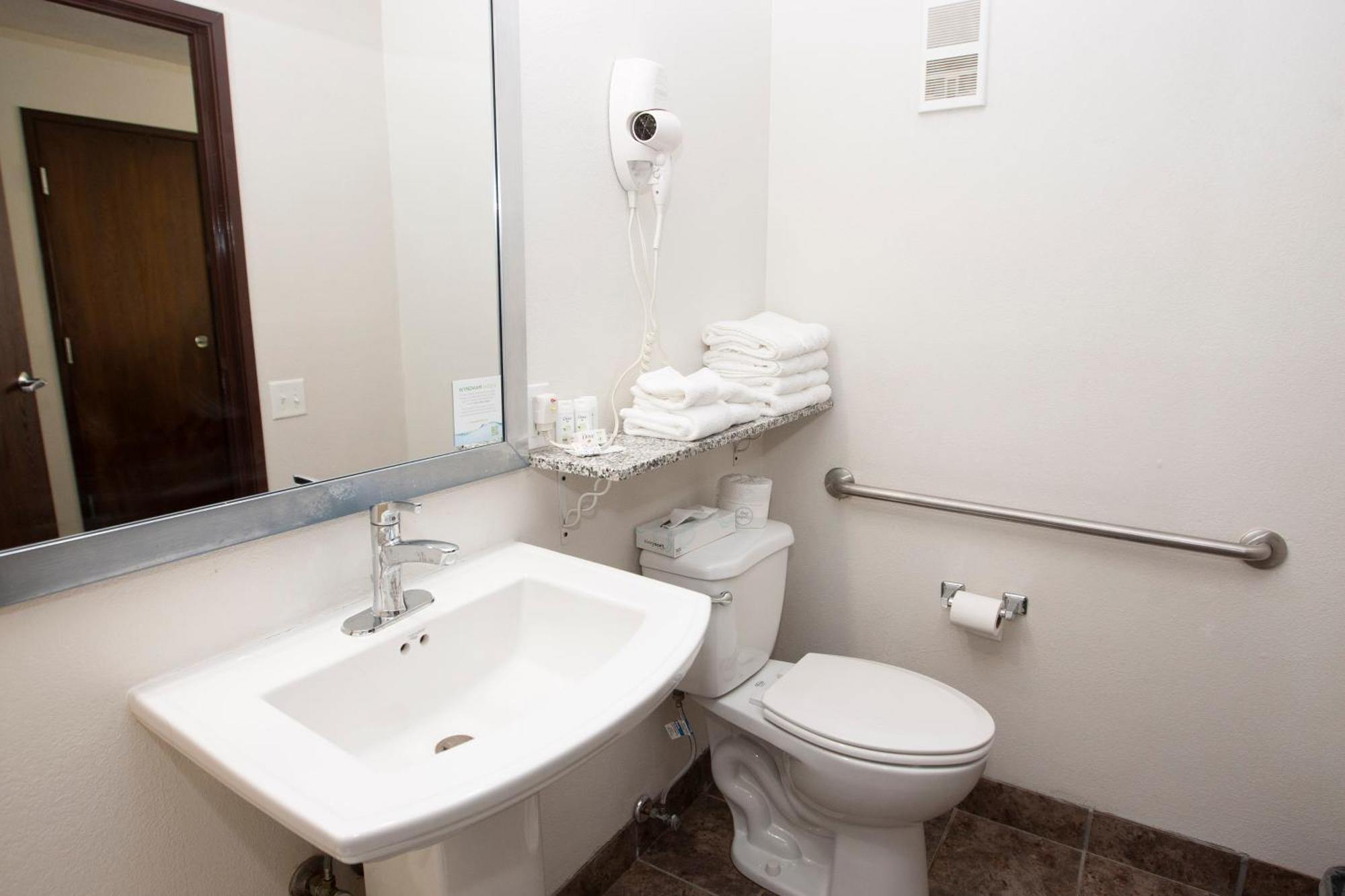 Americinn And Suites By Wyndham Delafield-Waukesha-Milwaukee Ruang foto