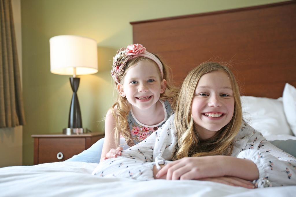 Americinn And Suites By Wyndham Delafield-Waukesha-Milwaukee Bagian luar foto