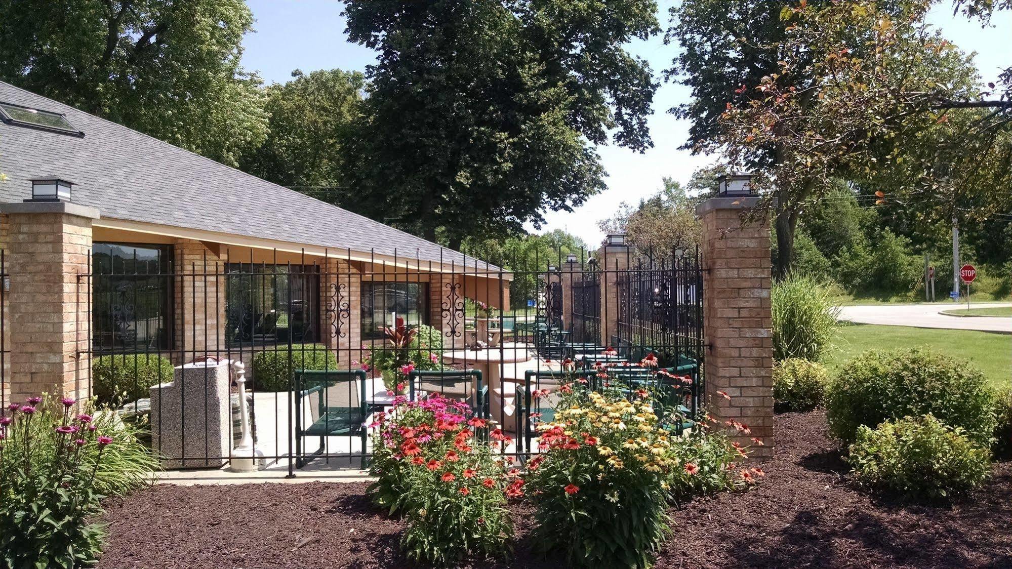 Americinn And Suites By Wyndham Delafield-Waukesha-Milwaukee Bagian luar foto