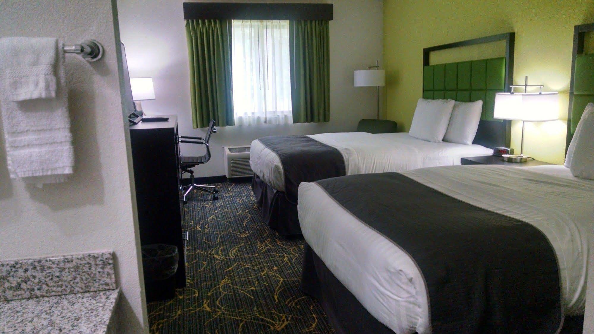Americinn And Suites By Wyndham Delafield-Waukesha-Milwaukee Bagian luar foto