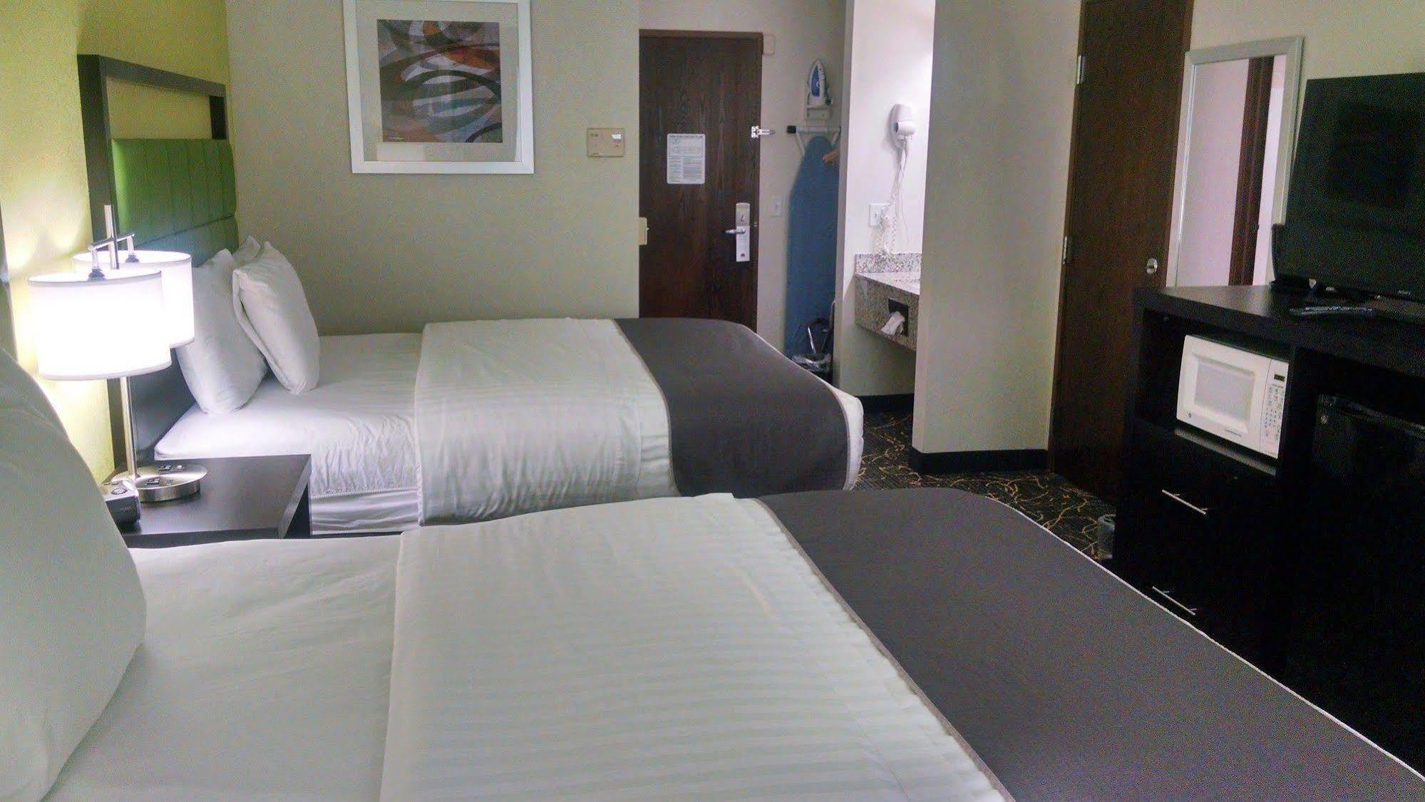 Americinn And Suites By Wyndham Delafield-Waukesha-Milwaukee Bagian luar foto